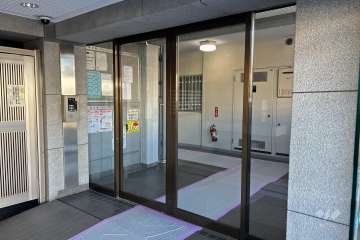 エントランスはオートロック付きです。