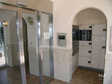 オートロックと宅配ボックス付きのエントランスホール