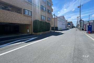 敷地の西側前面道路（北側から）