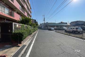 敷地の南側前面道路（西側から）