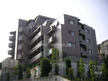 小高い丘の上に建っています。