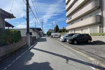 敷地南側の前面道路（東側から）