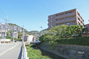 敷地に隣接する箕面川