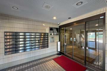 エントランスはオートロック付きです。