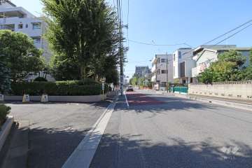 敷地北側の前面道路（東側から）