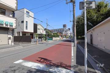 敷地北側の前面道路（西側から）