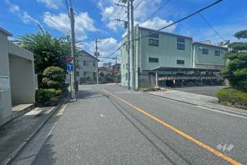 敷地の南側前面道路（東側から）