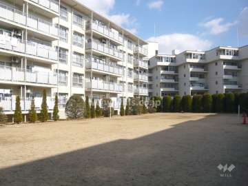 1号棟の南側にある広場