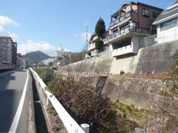 敷地の北側に「白瀬川」が流れています。