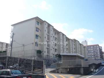宝塚逆瀬台住宅1号棟の外観（北東側から）
