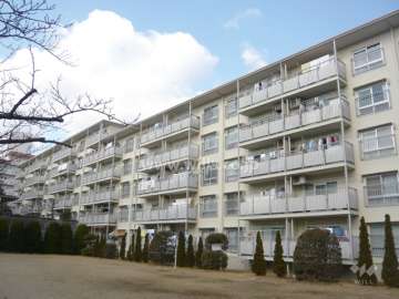 宝塚逆瀬台住宅1号棟の外観（南側から）