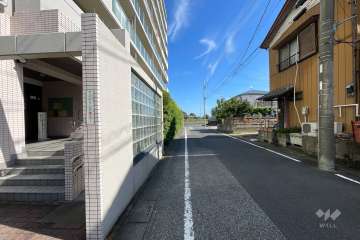 敷地の南側前面道路（西側から）