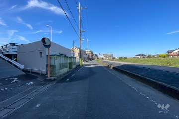 敷地の東側前面道路（南側から）