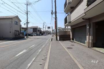 敷地南東側の前面道路（北東側から）