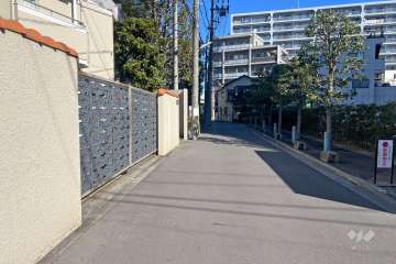 敷地南東側の前面道路（南西側から）