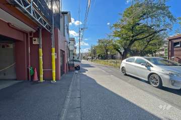 敷地北側の前面道路（東側から）