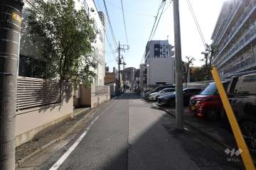 敷地の北東側前面道路（北西側から）