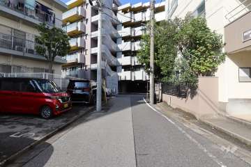 敷地の北東側前面道路（南東側から）