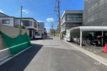 敷地の南側前面道路（東側から）