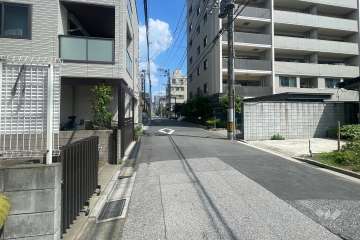 敷地の東側前面道路（南側から）