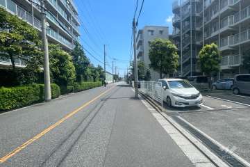 敷地北東側の前面道路（北西側から）