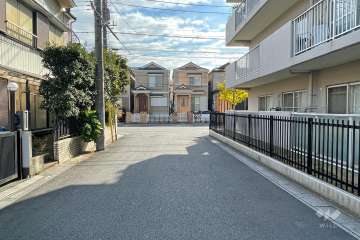 敷地東側の前面道路（北側から）