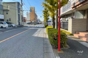 敷地南側の前面道路（東側から）