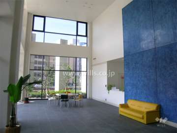 吹き抜けになった開放感のあるエントランスホール