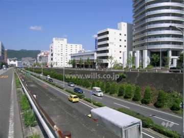 敷地の西側には新御堂筋が走っています