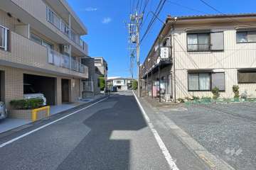 敷地北東側の前面道路