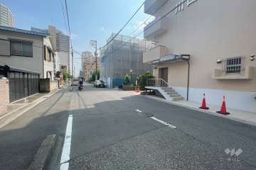 敷地の東側前面道路（北側から）