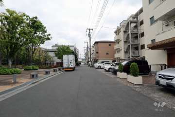 敷地の北側前面道路（東側から）
