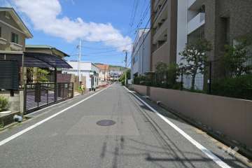 敷地西側の前面道路
