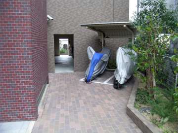 エントランス横にある駐輪場