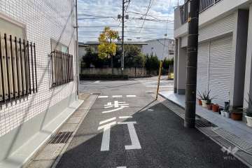 敷地の東側前面道路（北側から）
