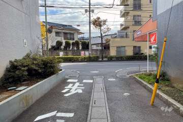 敷地の西側前面道路（北側から）