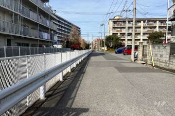 敷地の東側前面道路（南側から）