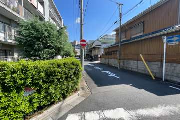 敷地の南側前面道路（西側から）