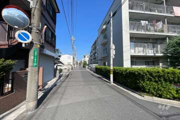 敷地の西側前面道路（南側から）