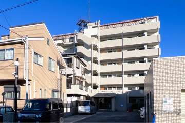 前川公園ローヤルコーポの外観（西側から）