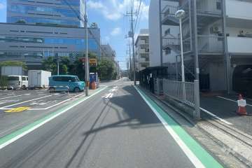 敷地の北側前面道路（西側から）