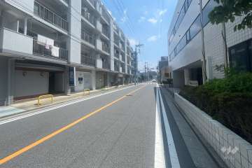 敷地の南側前面道路（西側から）