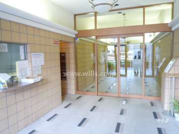 エントランスはオートロック付きです。