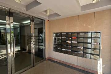 エントランスはオートロック付きです。