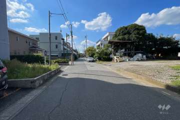 敷地北側の前面道路（東側から）