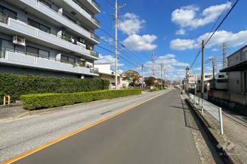 敷地南側の前面道路（西側から）
