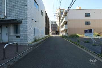 敷地北側の前面道路（東側から）
