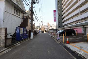 敷地北側の前面道路（西側から）
