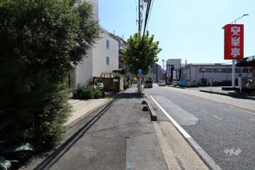 敷地南西側の前面道路（北西側から）