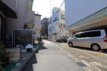 敷地東側の前面道路（北側から）